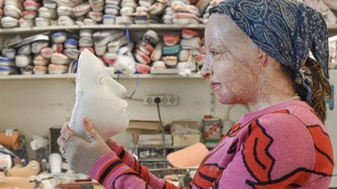 Η Ι. Παλιοσπύρου έβγαλε τη μάσκα: «κοιτάζoμαι στον καθρέφτη και νιώθω όμορφη»